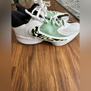 Nike women’s Athletic Sneakers in White and Light Green - Lightweight Comfort